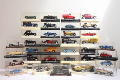 beaucoup de petites voitures exposées sur une table