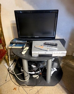 un ordinateur portable posé sur un socle noir