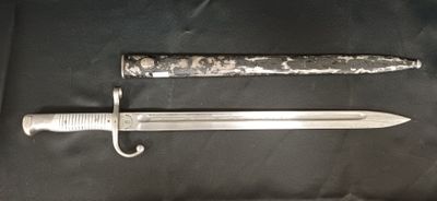un couteau et un porte-couteau posés sur un tissu noir