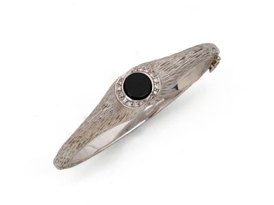 Gros plan sur une bague ornée d'une pierre noire