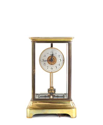 une horloge posée sur une table