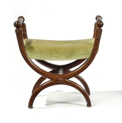 un petit banc en bois sur lequel est posé un coussin vert