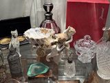 une table en verre sur laquelle sont posées de nombreuses bouteilles et vases