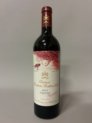 la bouteille de vin rouge est posée sur la table