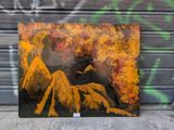 tableau représentant une femme assise sur un banc devant un mur recouvert de graffitis
