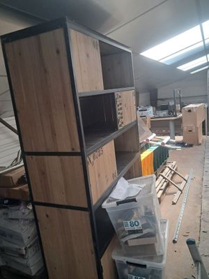 une pièce avec beaucoup de cartons et des cartons sur le sol