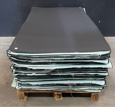 plusieurs feuilles de papier empilées les unes sur les autres sur une palette