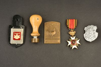 beaucoup de médailles et d'insignes posés sur une table