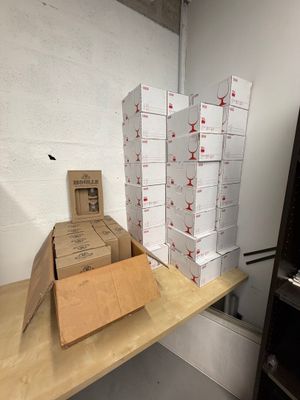 de nombreuses boîtes posées sur une étagère dans une pièce