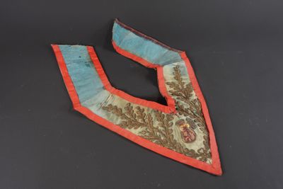 Écharpe de Franc-maçon à décor de feuilles de chêne doré.
