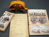 beaucoup de vieilles photos sur la table et un livre