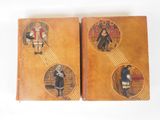 deux vieux livres illustrés représentant des personnes, posés sur une table