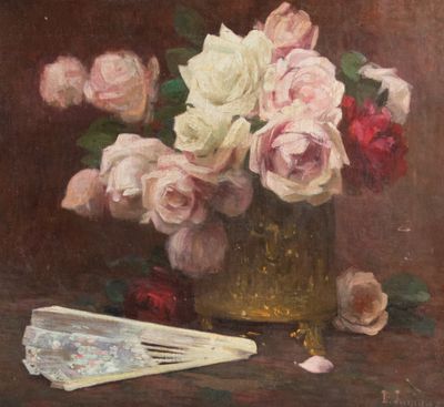 tableau représentant un vase de roses et un éventail posés sur une table