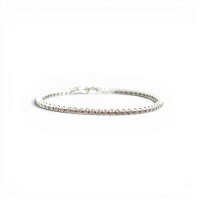 un bracelet en or blanc avec des diamants sur fond blanc