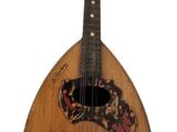 une image représentant une mandoline posée sur un support