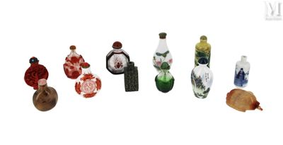 tout un tas de petites bouteilles posées sur une table