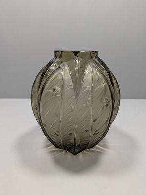 un vase en verre posé sur une table