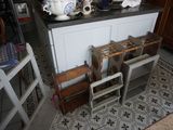 beaucoup de chaises et une table dans la cuisine