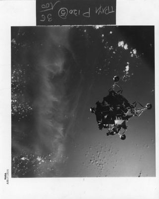 une vieille photo en noir et blanc représentant un cerf-volant volant dans le ciel