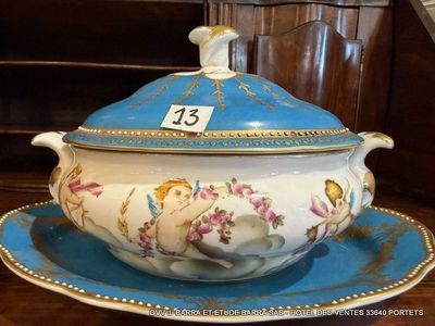 un bol et une soucoupe bleus et blancs posés sur une assiette bleue