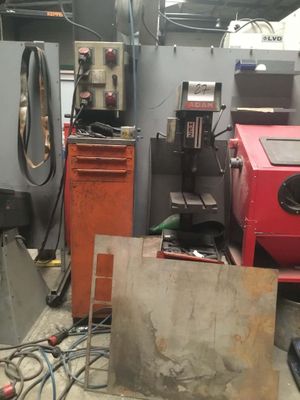 une machine placée au milieu d'une pièce