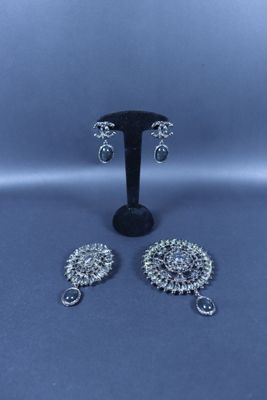 CHANEL. Parure comprenant une paire de pendants d'oreille et…