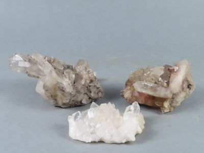 deux morceaux de quartz sur une surface grise