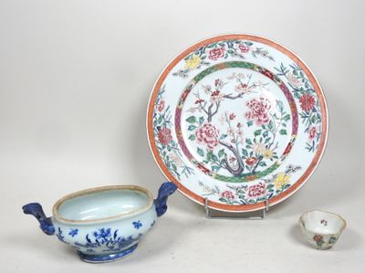 une assiette et un bol posés l'un à côté de l'autre sur une table