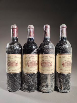 quatre bouteilles de vin sont alignées