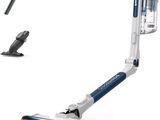 un aspirateur sans fil bleu et blanc et un aspirateur sans fil noir et blanc