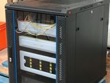 une photo d'un rack contenant de nombreux câbles