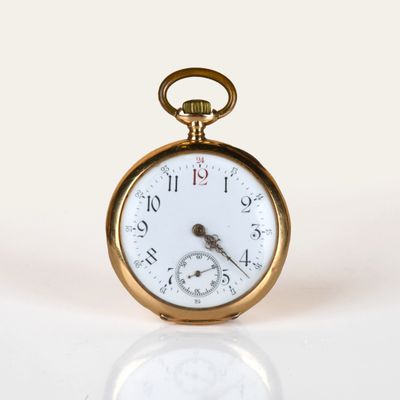 gros plan d'une montre de poche sur une surface blanche