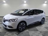 la voiture blanche est garée sur un carrelage à carreaux