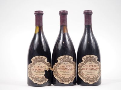 trois bouteilles de vin rouge posées l'une à côté de l'autre sur une surface blanche