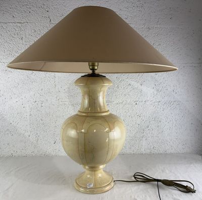 une lampe posée sur une table à côté d'un mur