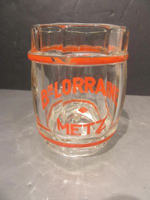 un verre dont le bord est de couleur orange