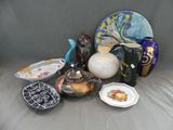 de nombreux types de vases et d'assiettes sur la table