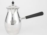 une cafetière en argent avec une poignée noire sur fond blanc