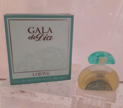 un flacon de parfum posé sur un comptoir à côté d'une boîte