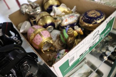 une boîte remplie de décorations de Noël posée sur une table