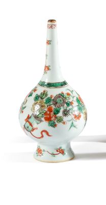 deux vases posés l'un à côté de l'autre sur une table