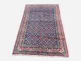 un tapis bleu et rouge sur fond blanc