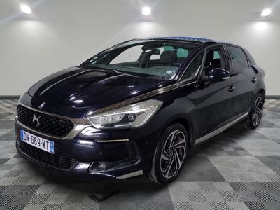 une voiture noire garée dans un garage au sol en damier