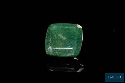 gros plan d'une pierre verte sur une surface noire