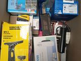 une boîte remplie d'appareils électroniques et d'autres objets qui s'y trouvent