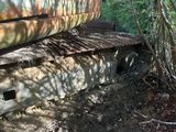 un vieux wagon rouillé abandonné dans les bois