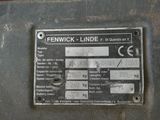 une pancarte apposée sur le côté d'une machine sur laquelle on peut lire « Fenwick - Linde »