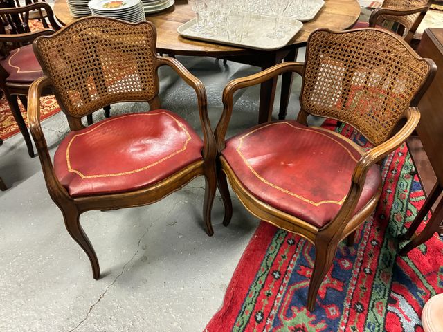 Suite de 6 fauteuils à fond de canne de style Louis XV, assises e
