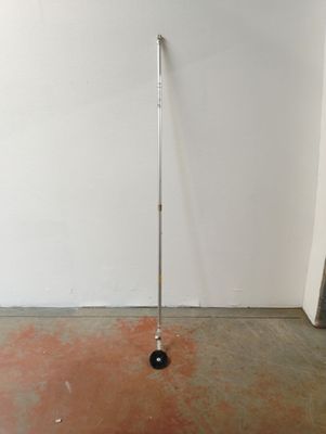 une photo d'un club de golf dans une pièce