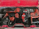 une boîte à outils rouge avec des outils sur le sol